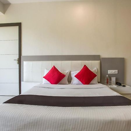 Capital O 35557 Hotel Aura Mumbai Dış mekan fotoğraf